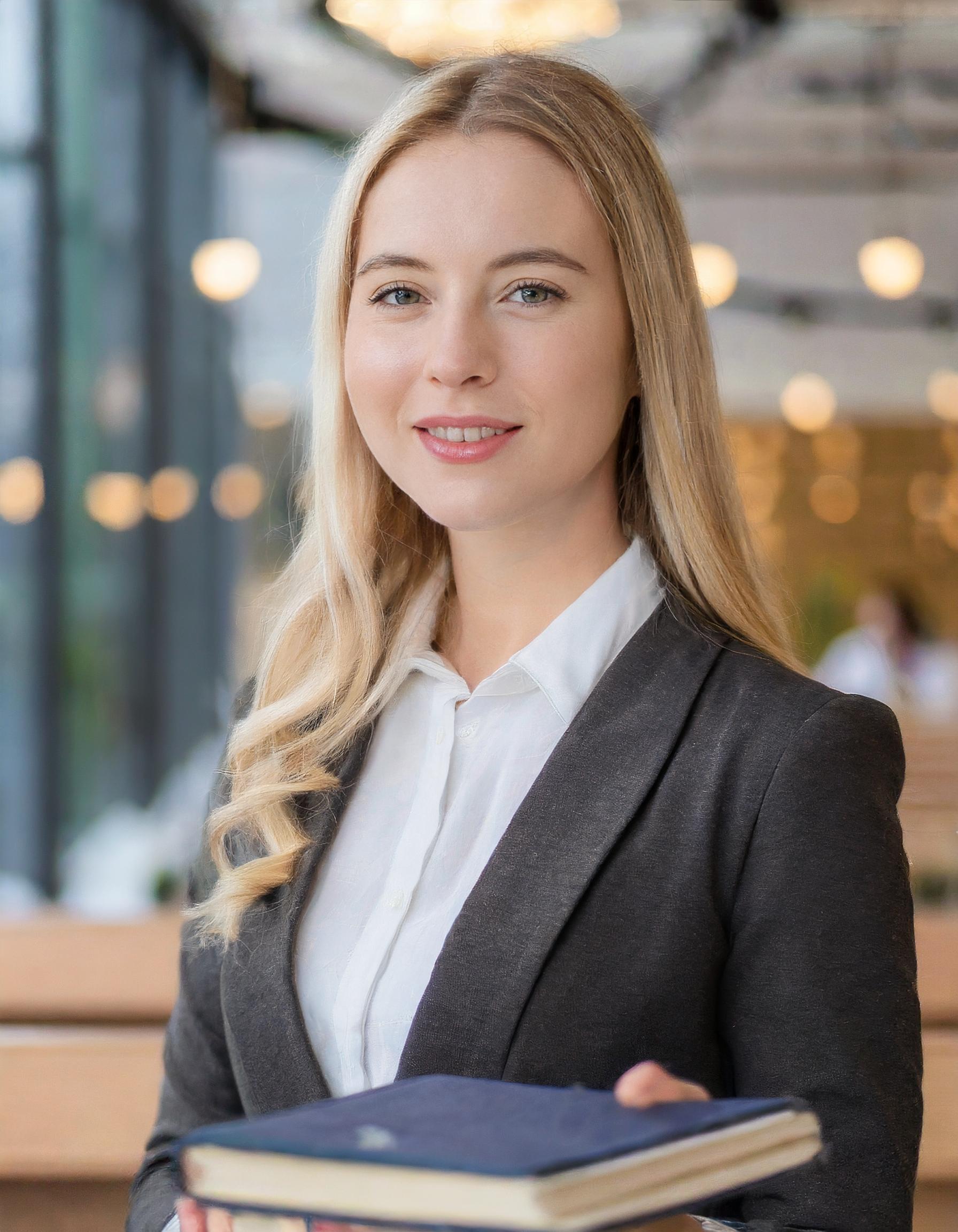 Porträt einer Frau, die im Bereich Immobilienverwaltung und Testamentsvollstreckung tätig ist.